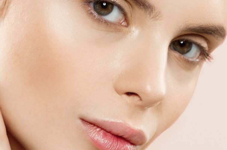 Résultat naturel après chirurgie esthétique du visage en Tunisie - visage féminin rajeuni