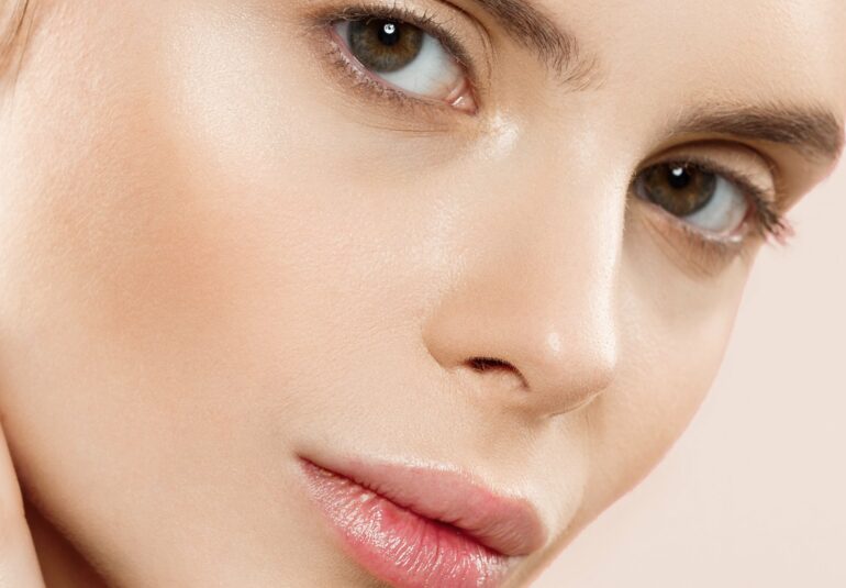Résultat naturel après chirurgie esthétique du visage en Tunisie - visage féminin rajeuni