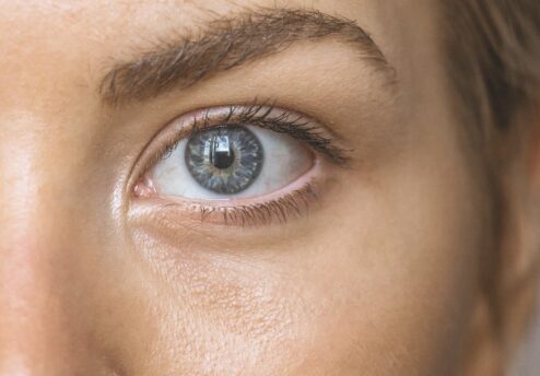 Paupière lisse et regard lumineux après c une blépharoplastie en Tunisie