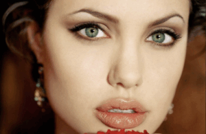 Angelina Jolie yeux en amande regard captivant