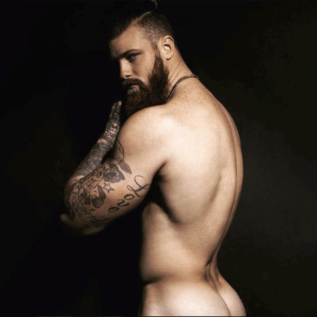 Homme sportif avec un fessier sculpté après une augmentation des fesses pour homme