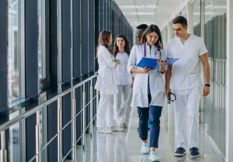 Patiente européenne en séjour médical en Tunisie, accompagnée dans une clinique moderne
