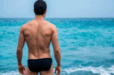 Fessier musclé à la plage : le résultat impressionnant d’un lipofilling des fesses pour homme