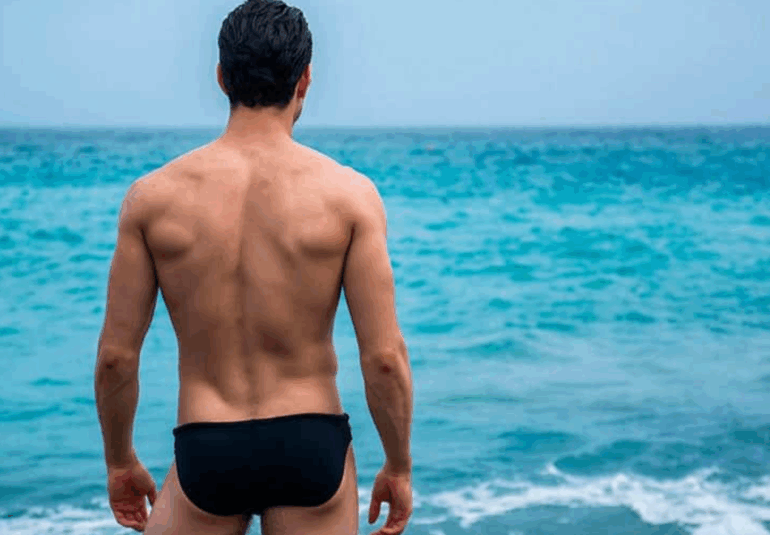 Fessier musclé à la plage : le résultat impressionnant d’un lipofilling des fesses pour homme