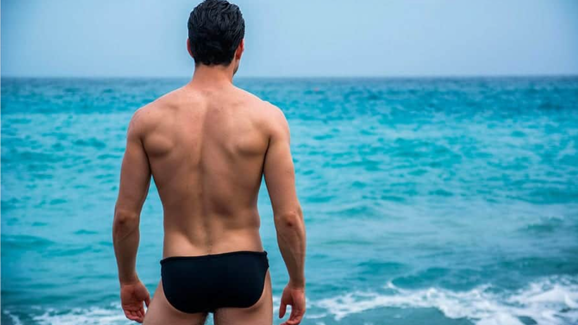 Fessier musclé à la plage : le résultat impressionnant d’un lipofilling des fesses pour homme